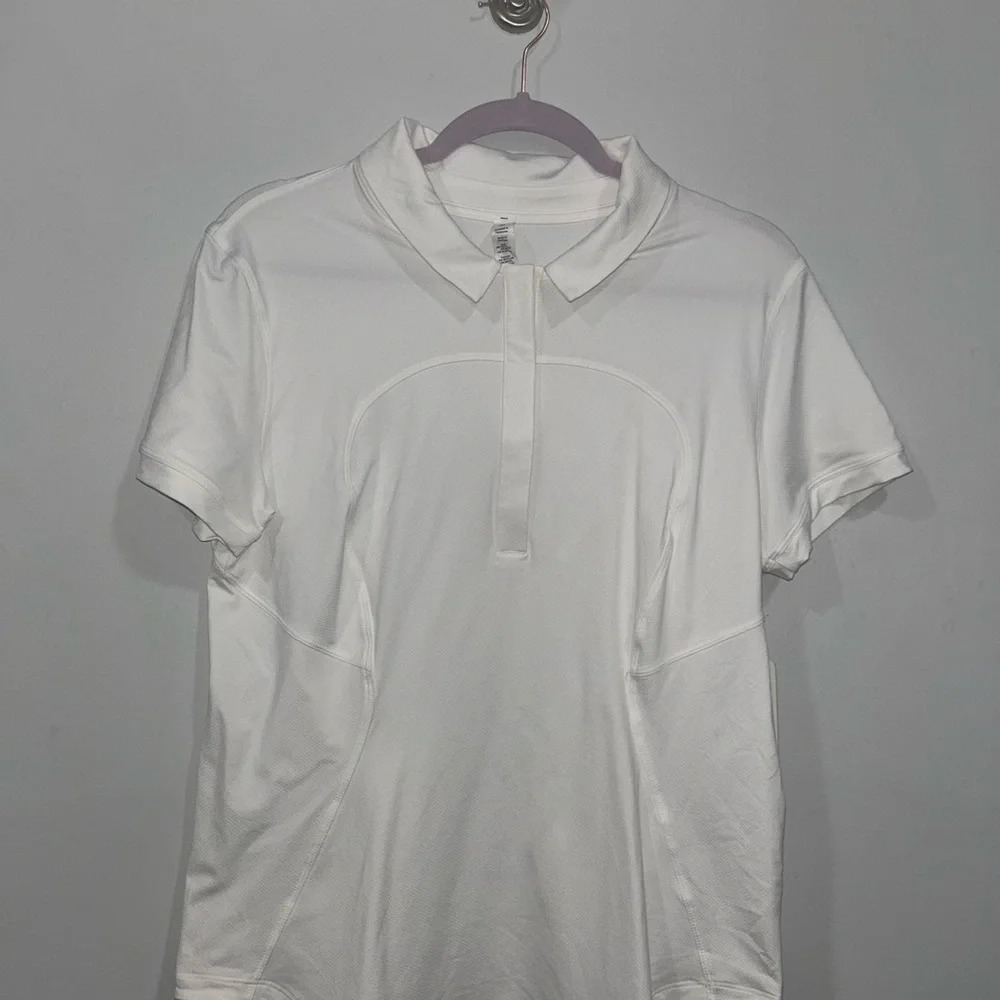 NWT Lululemon Quick Drying Short Sleeve Polo with Atlanta Hawks Logo on Sleeve